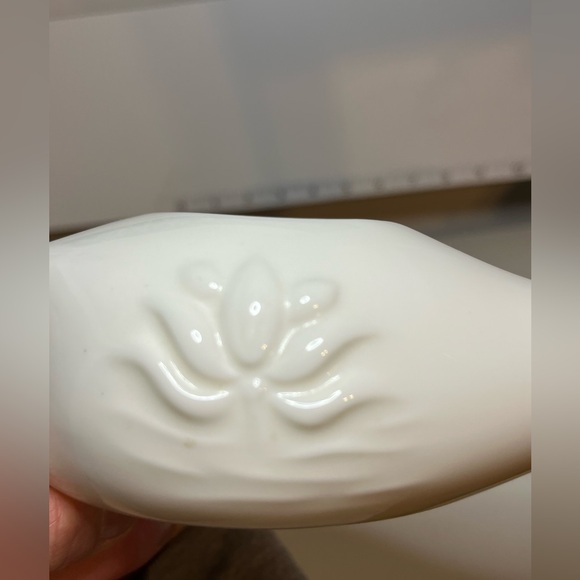 Himalayan Institute Neti Pot White Ceramic Varcho Veda water Lotus Design - Picture 4 of 8